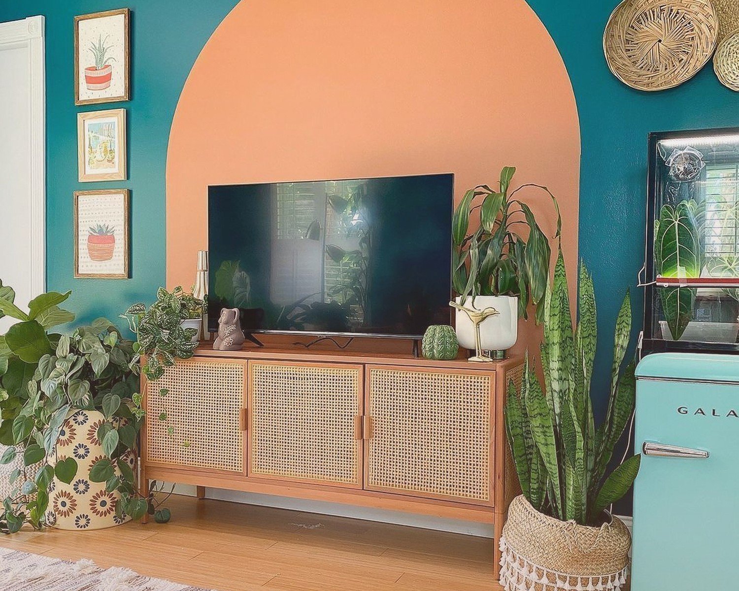 TV Room Wall Art: Entertainment Space Gallery Walls